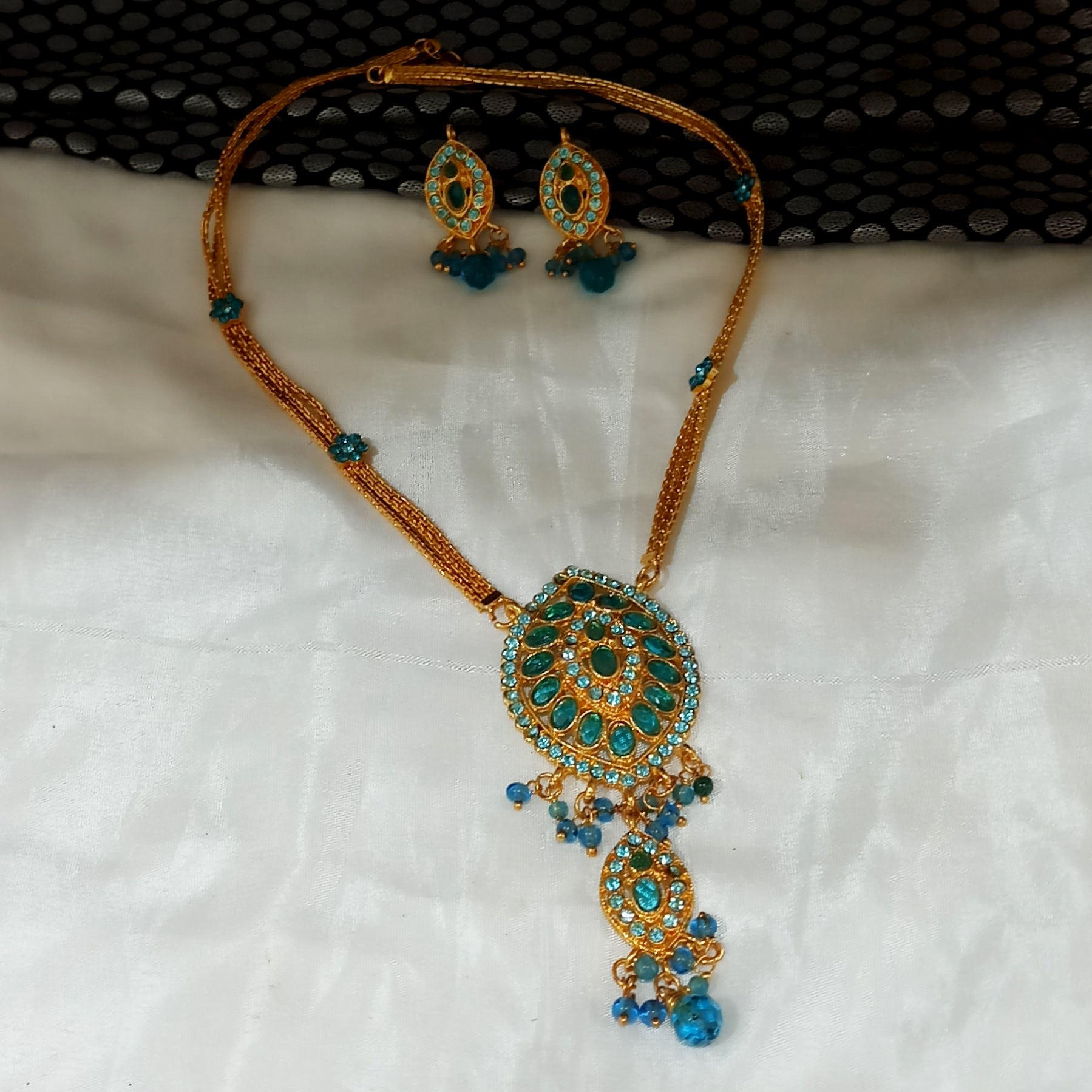 JewelMaze Gold Plated Blue Austrian Stone Necklace Set