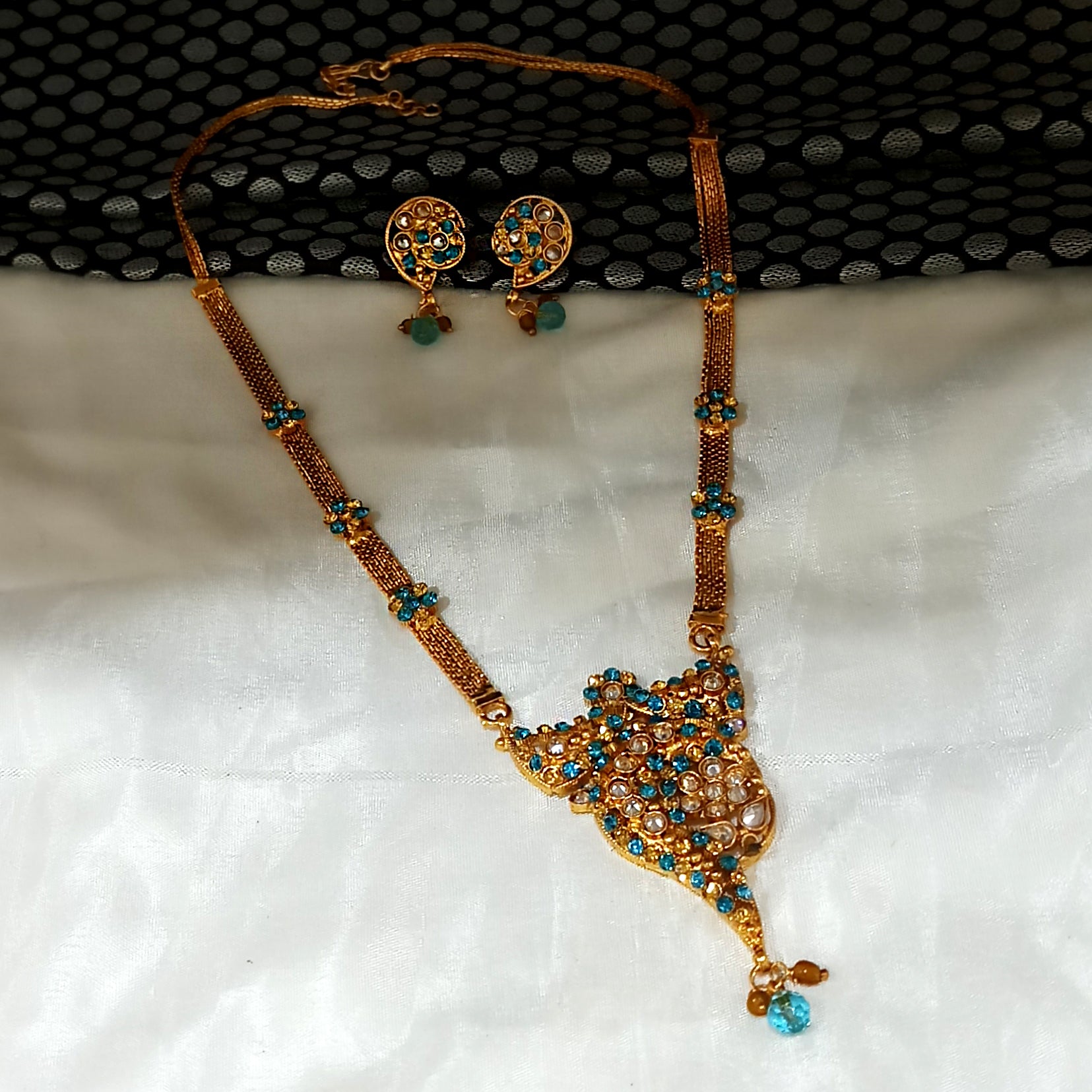 JewelMaze Gold Plated Blue Austrian Stone Necklace Set