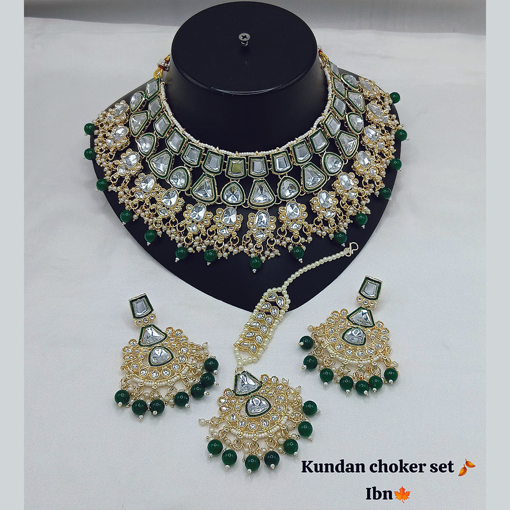 JewelMaze Kundan And Beads Choker Necklace Set With Maang Tikka - 11374786