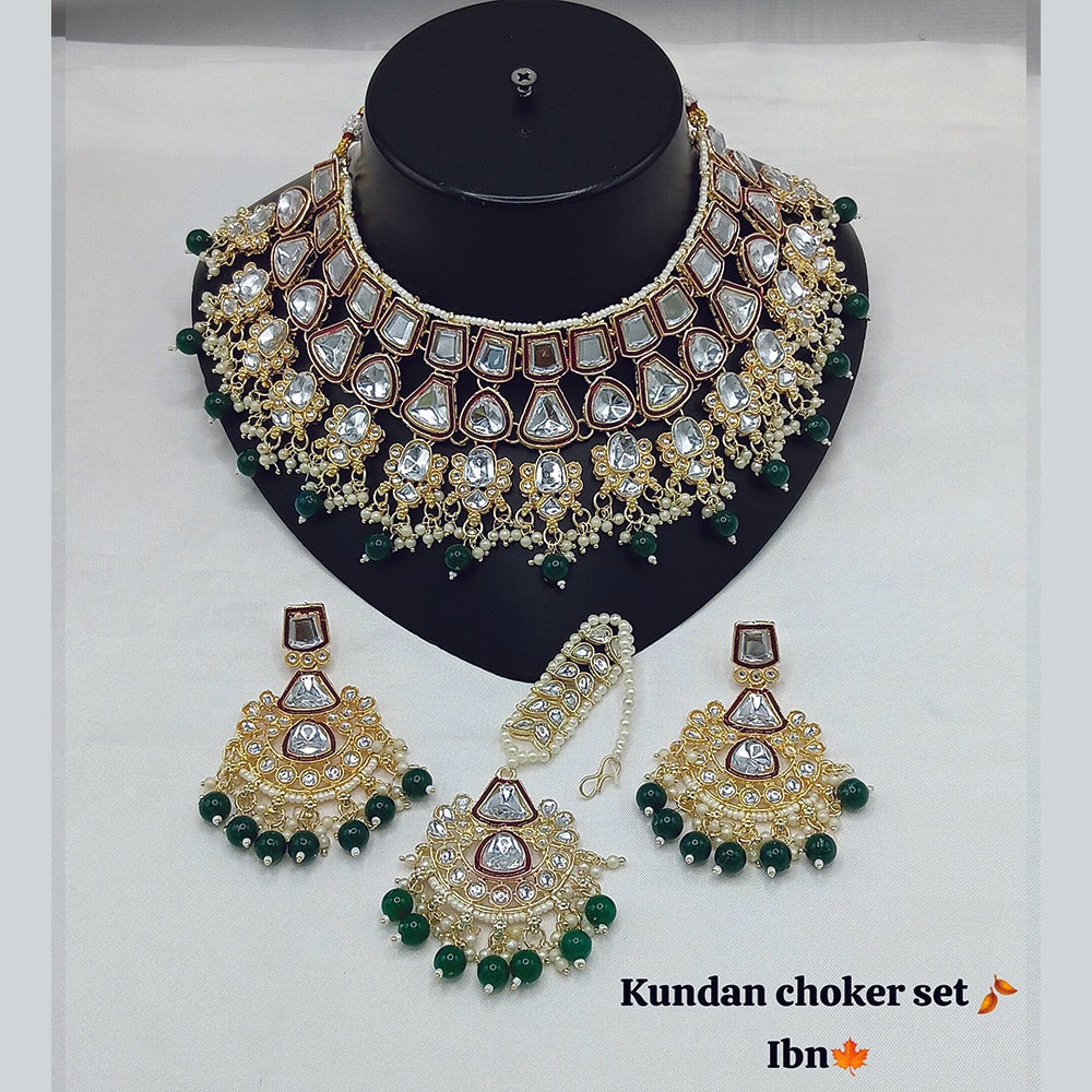 JewelMaze Kundan And Beads Choker Necklace Set With Maang Tikka - 11374786