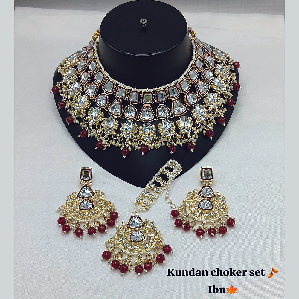 JewelMaze Kundan And Beads Choker Necklace Set With Maang Tikka - 11374786