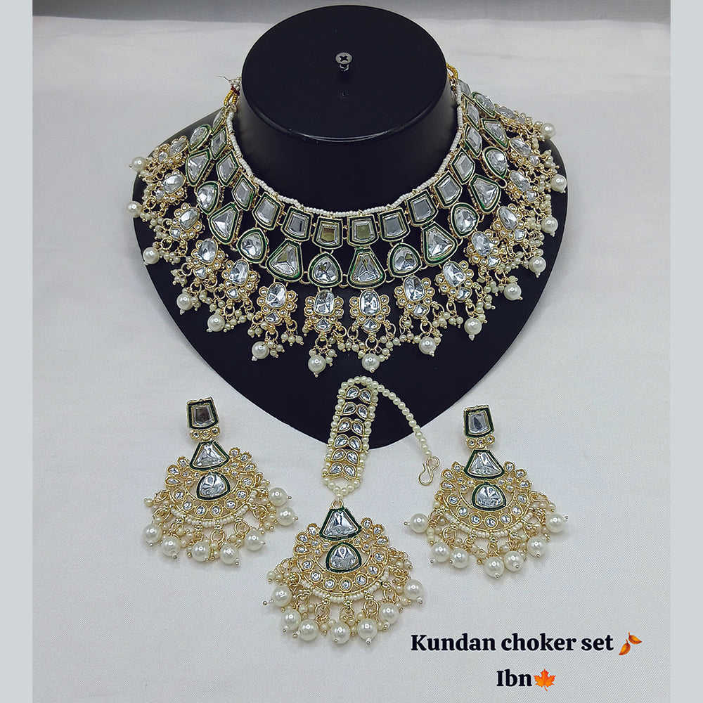 JewelMaze Kundan And Beads Choker Necklace Set With Maang Tikka - 11374786