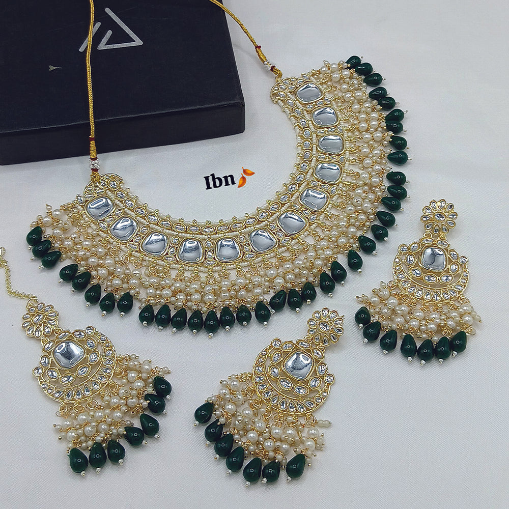 JewelMaze Kundan And Beads Choker Necklace Set With Maang Tikka - 11374787