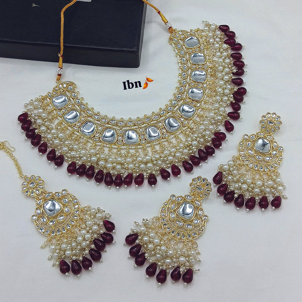 JewelMaze Kundan And Beads Choker Necklace Set With Maang Tikka - 11374787