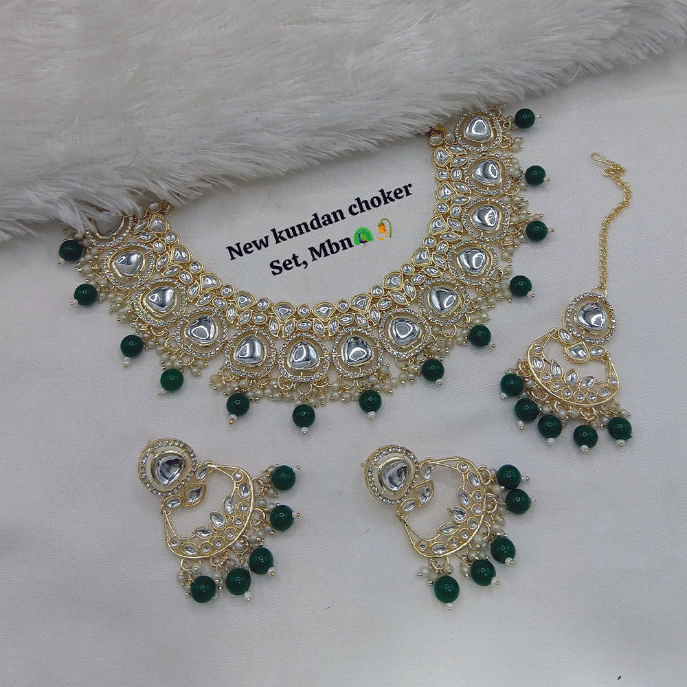 JewelMaze Kundan And Beads Choker Necklace Set With Maang Tikka - 11374791