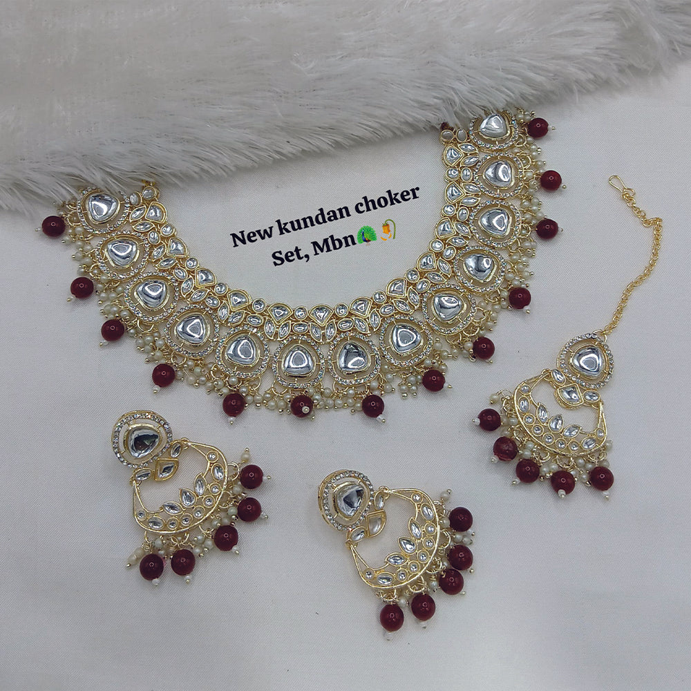 JewelMaze Kundan And Beads Choker Necklace Set With Maang Tikka - 11374791