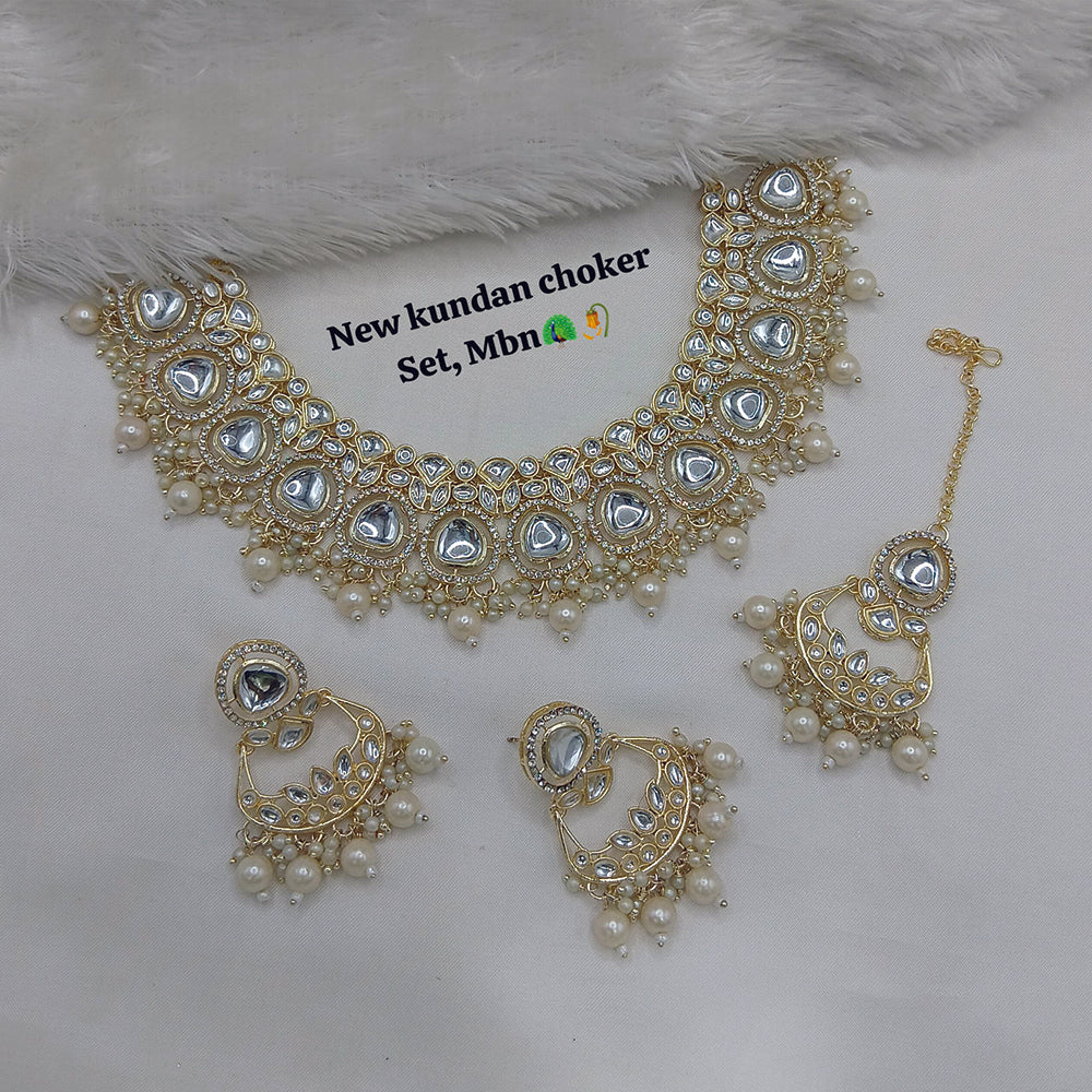 JewelMaze Kundan And Beads Choker Necklace Set With Maang Tikka - 11374791