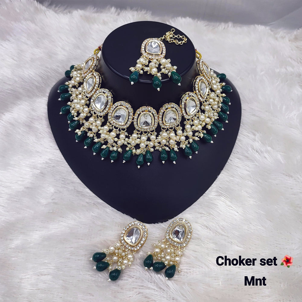 JewelMaze Kundan And Beads Choker Necklace Set With Maang Tikka - 11374796