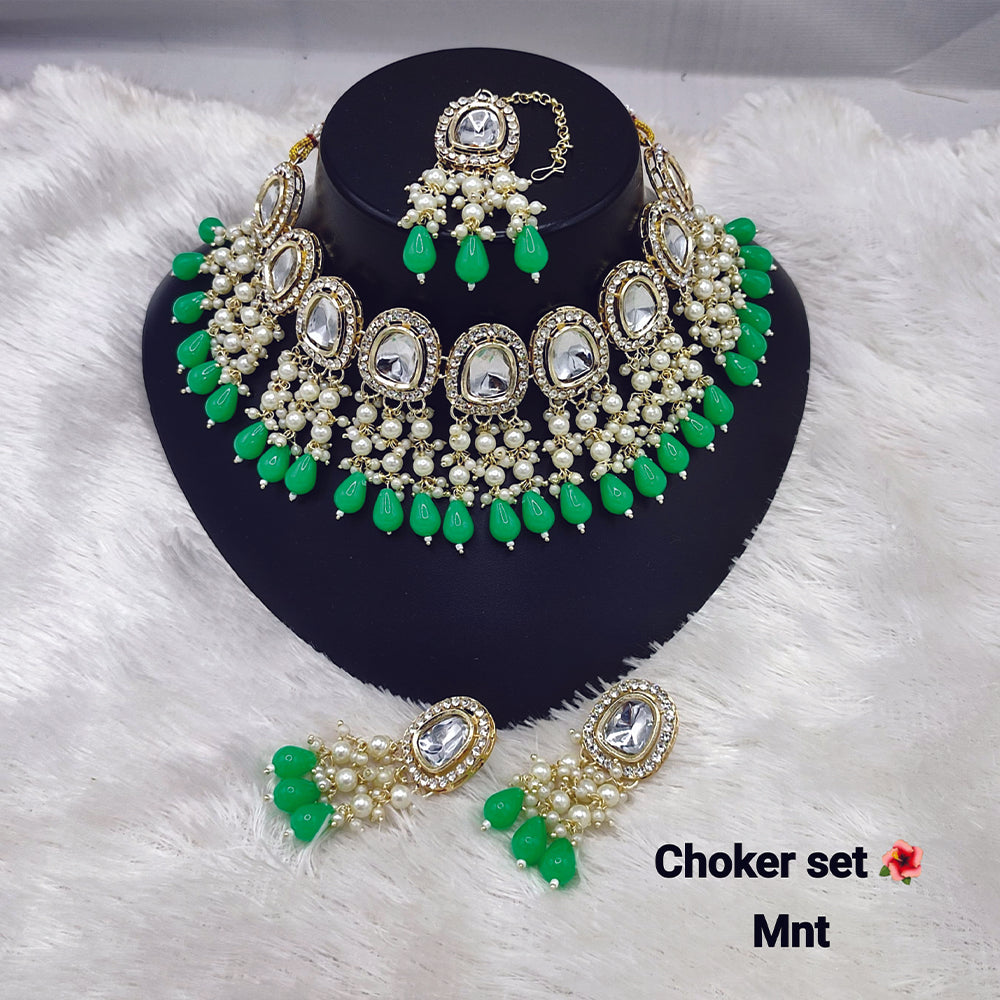 JewelMaze Kundan And Beads Choker Necklace Set With Maang Tikka - 11374796