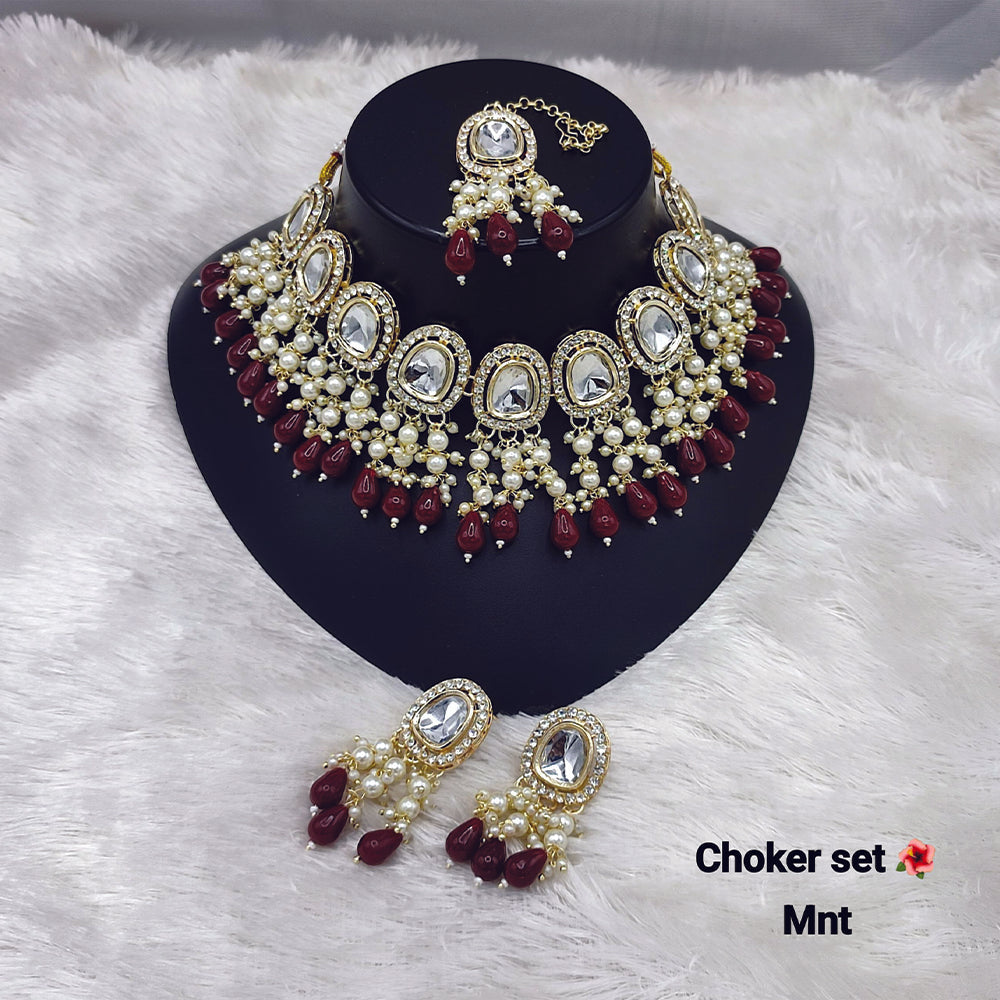 JewelMaze Kundan And Beads Choker Necklace Set With Maang Tikka - 11374796