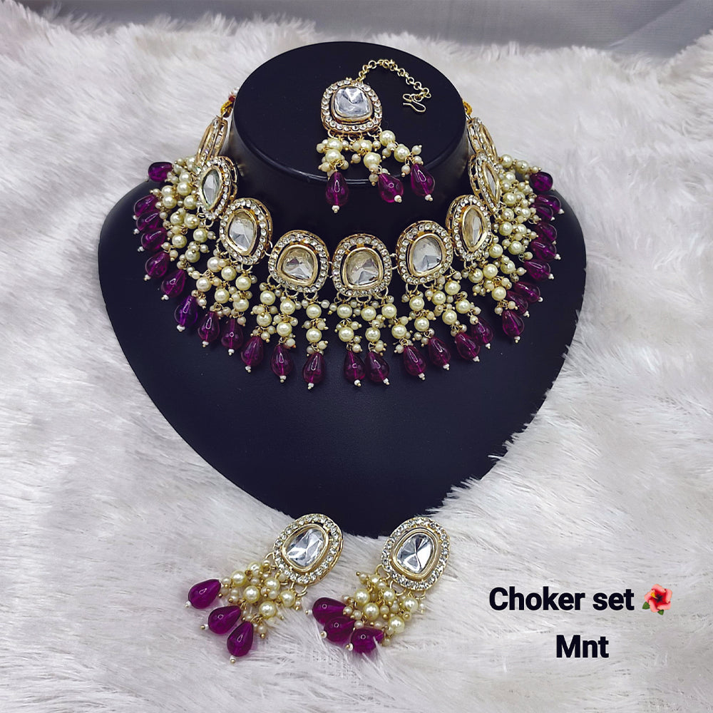 JewelMaze Kundan And Beads Choker Necklace Set With Maang Tikka - 11374796