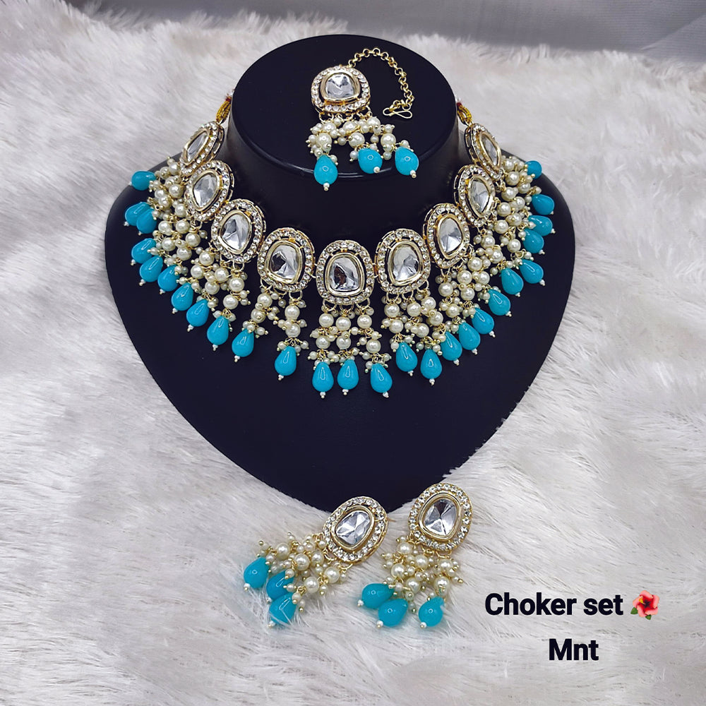 JewelMaze Kundan And Beads Choker Necklace Set With Maang Tikka - 11374796