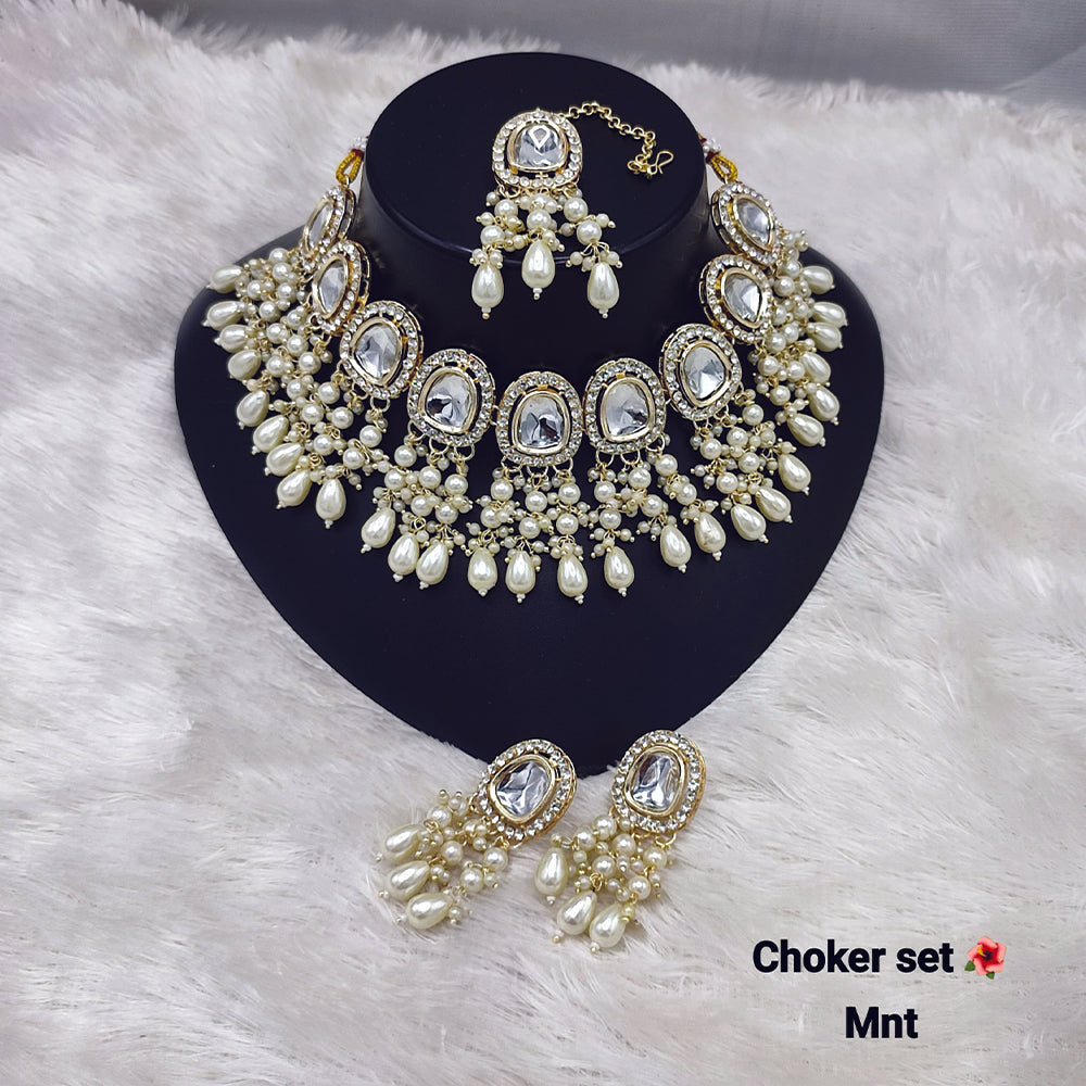 JewelMaze Kundan And Beads Choker Necklace Set With Maang Tikka - 11374796