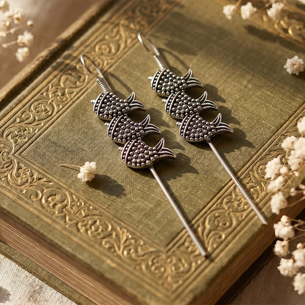 JewelMaze Oxidised Plated Fish Earcuff