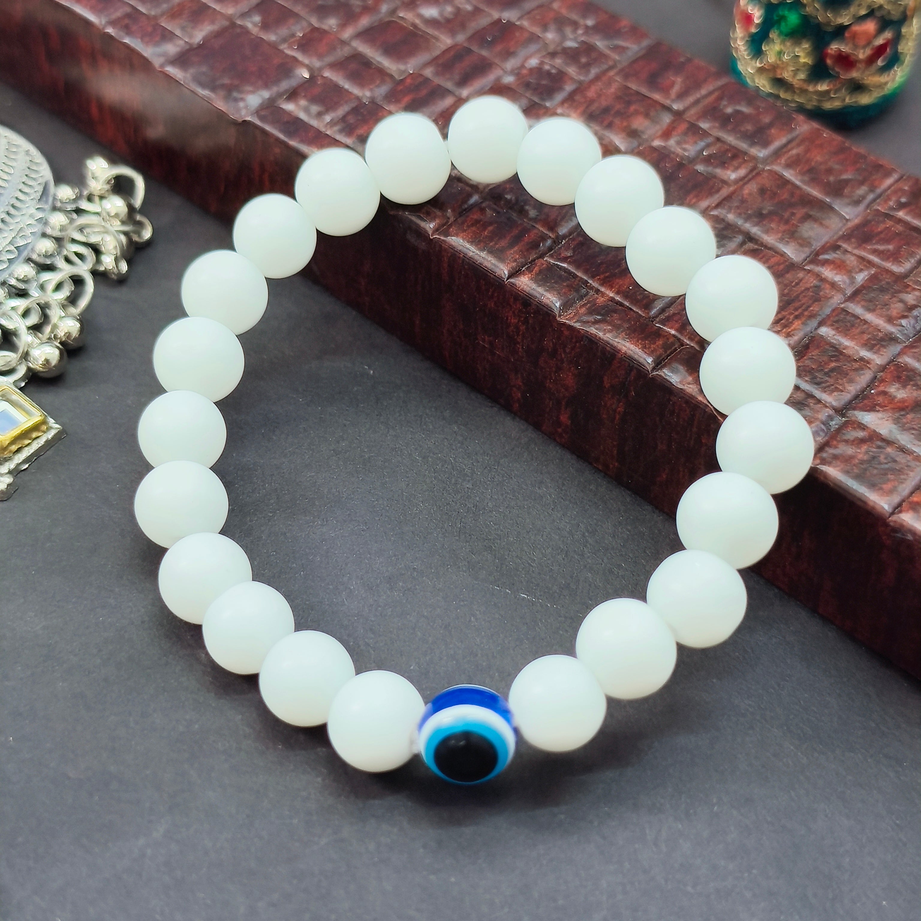 JewelMaze White Glass  Evil Eye Beads Bracelet