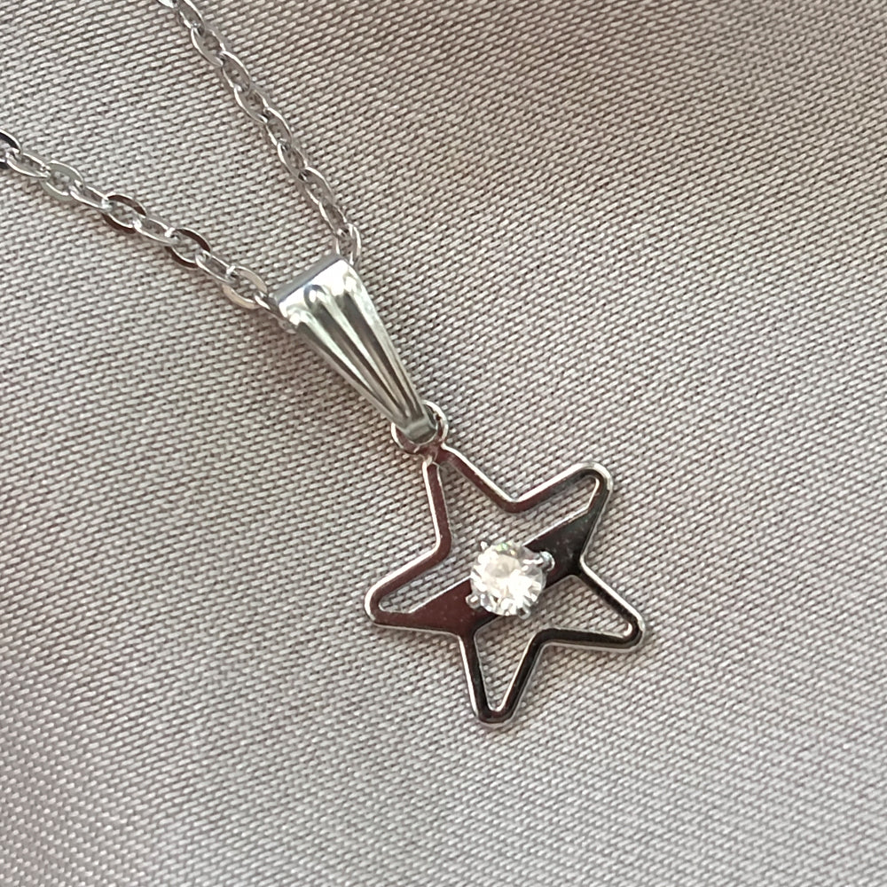 JewelMaze Star Shaped Chain Pendant