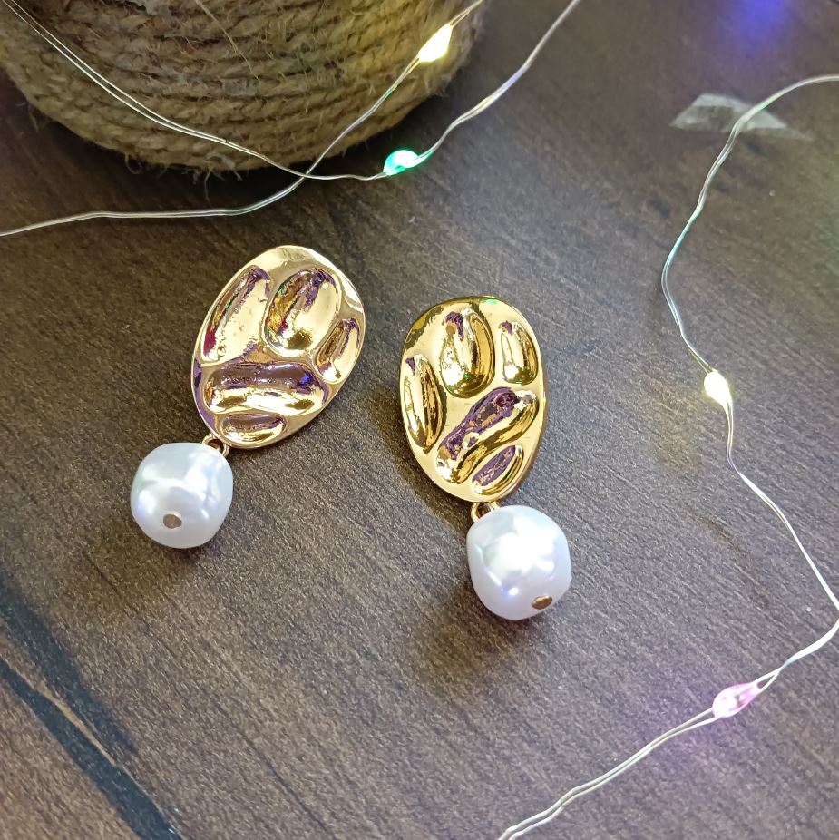 JewelMaze Handcrafted Geometric Shaped Pearl Earring - PER 1686 Gold