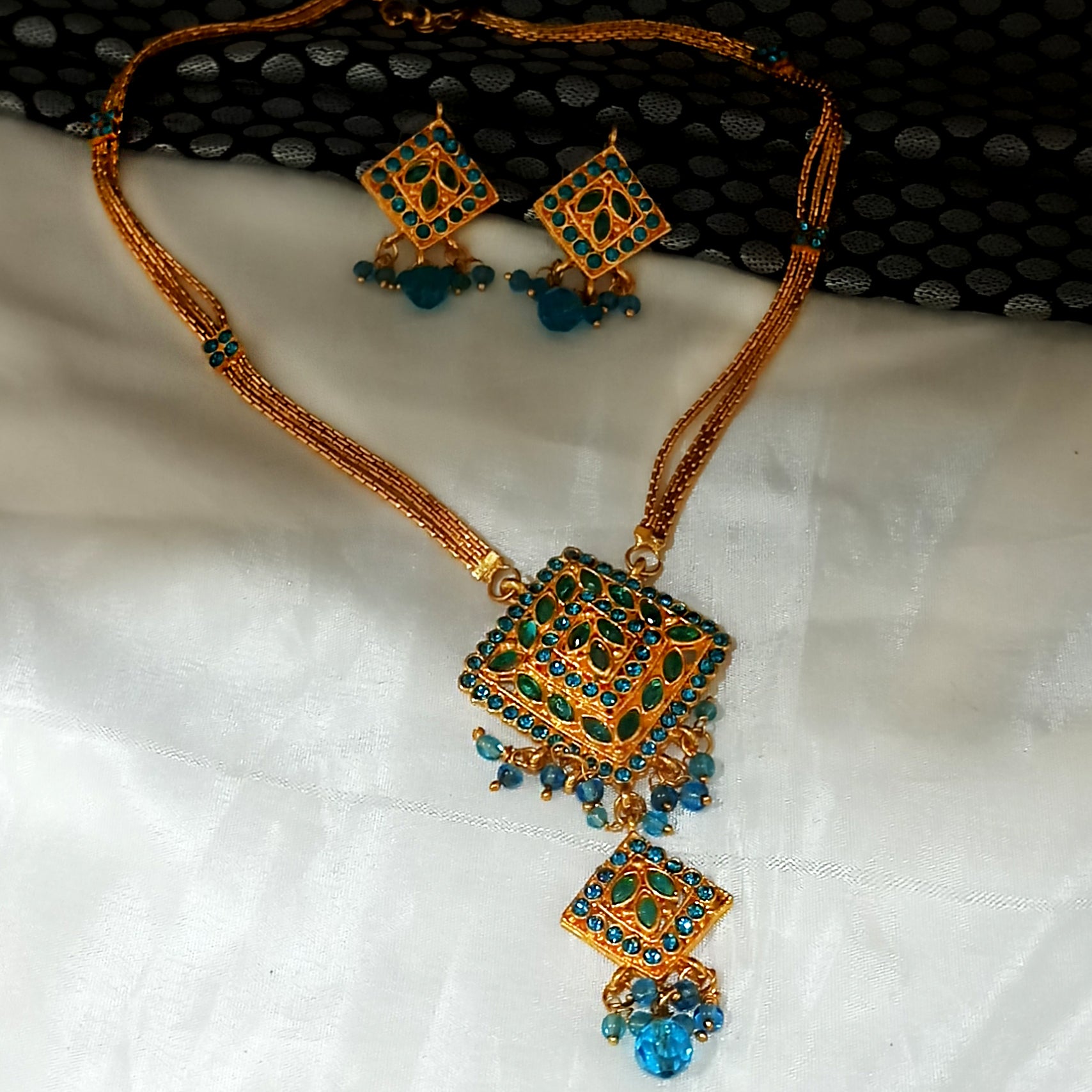 JewelMaze Gold Plated Blue Austrian Stone Necklace Set