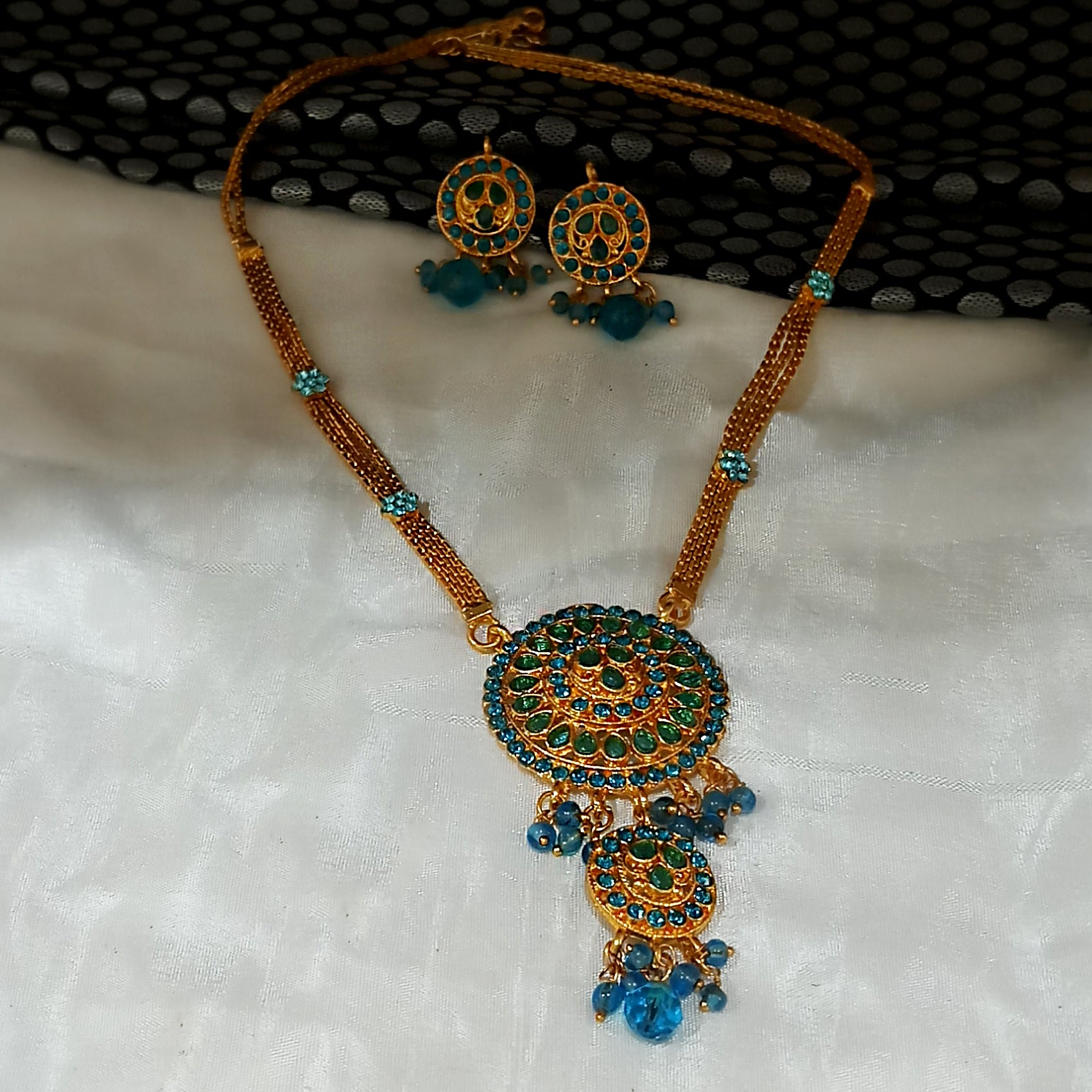 JewelMaze Gold Plated Blue Austrian Stone Necklace Set