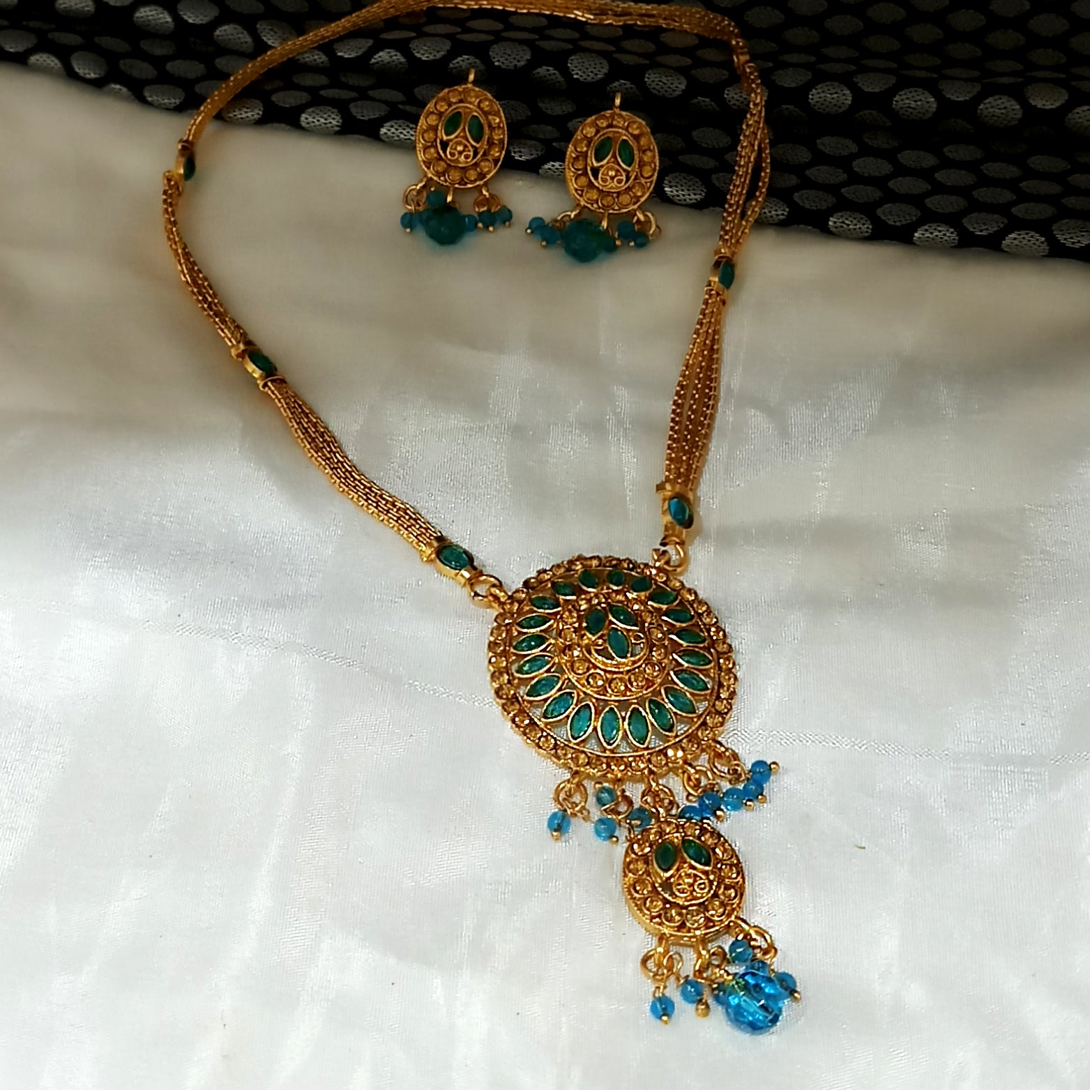JewelMaze Gold Plated Blue Austrian Stone Necklace Set