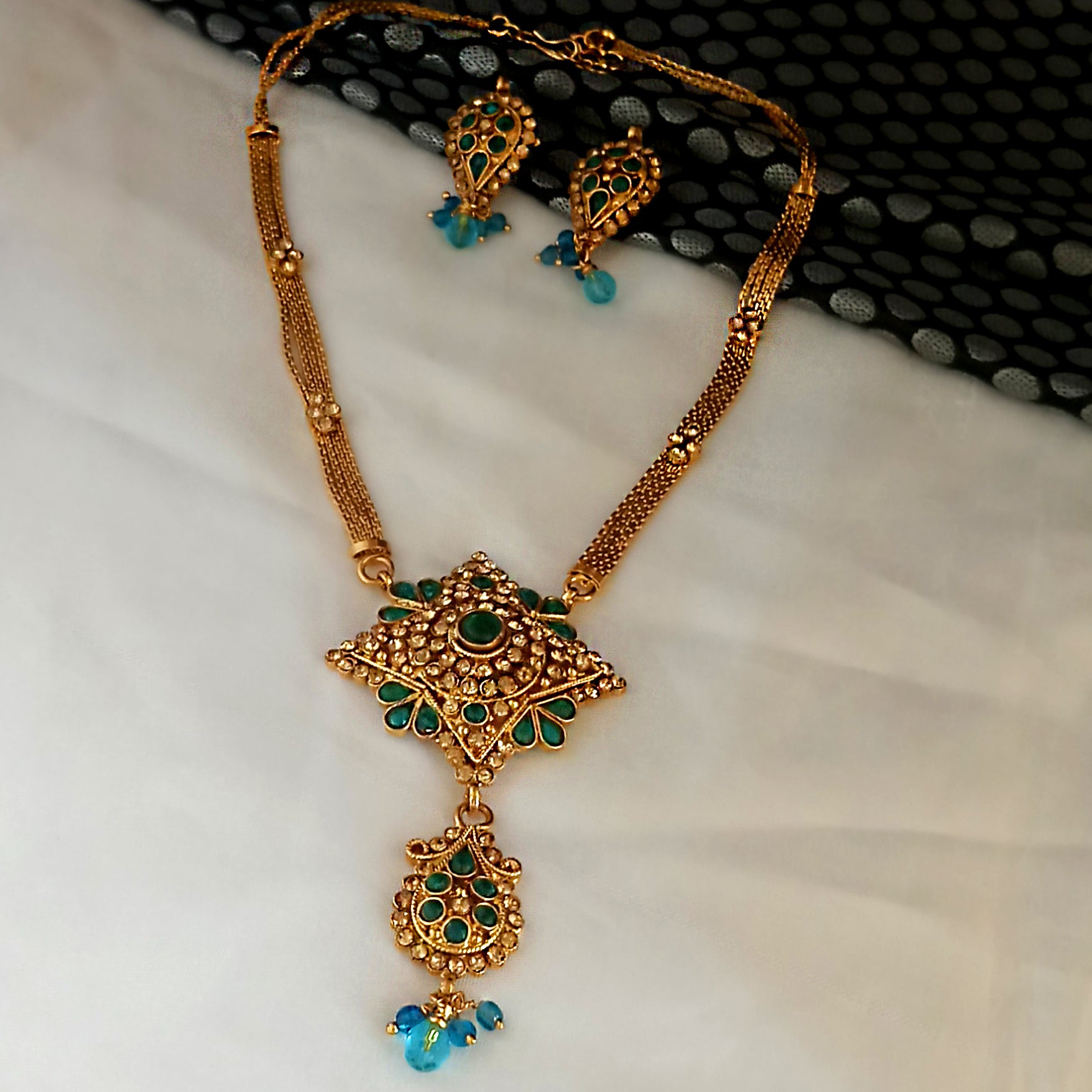 JewelMaze Gold Plated Blue Austrian Stone Necklace Set