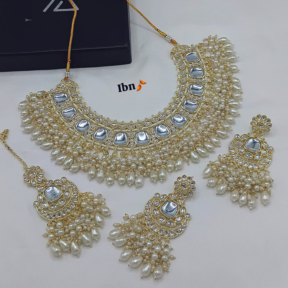 JewelMaze Kundan And Beads Choker Necklace Set With Maang Tikka  - 11374787