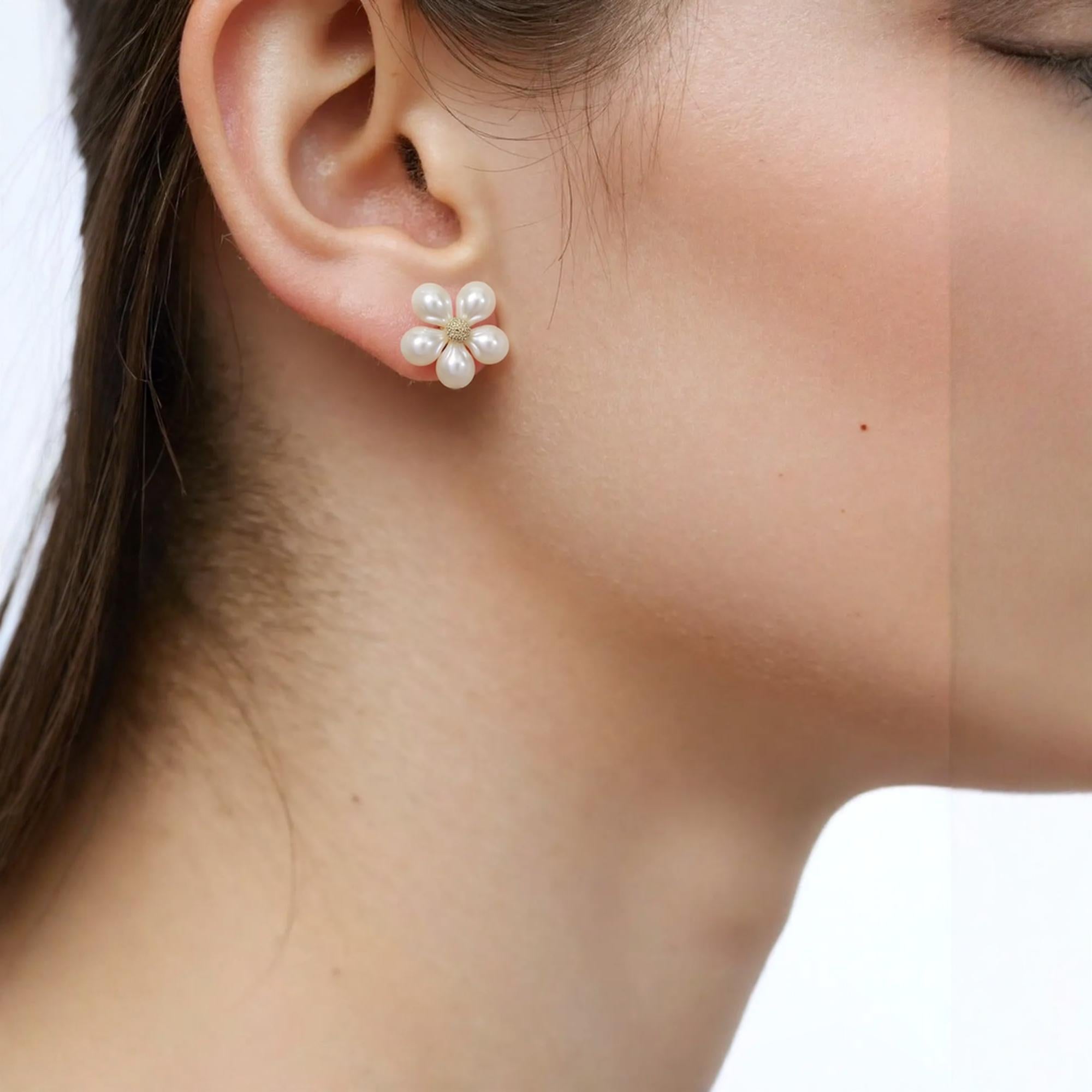 JewelMaze Pearl Floral Stud Earring