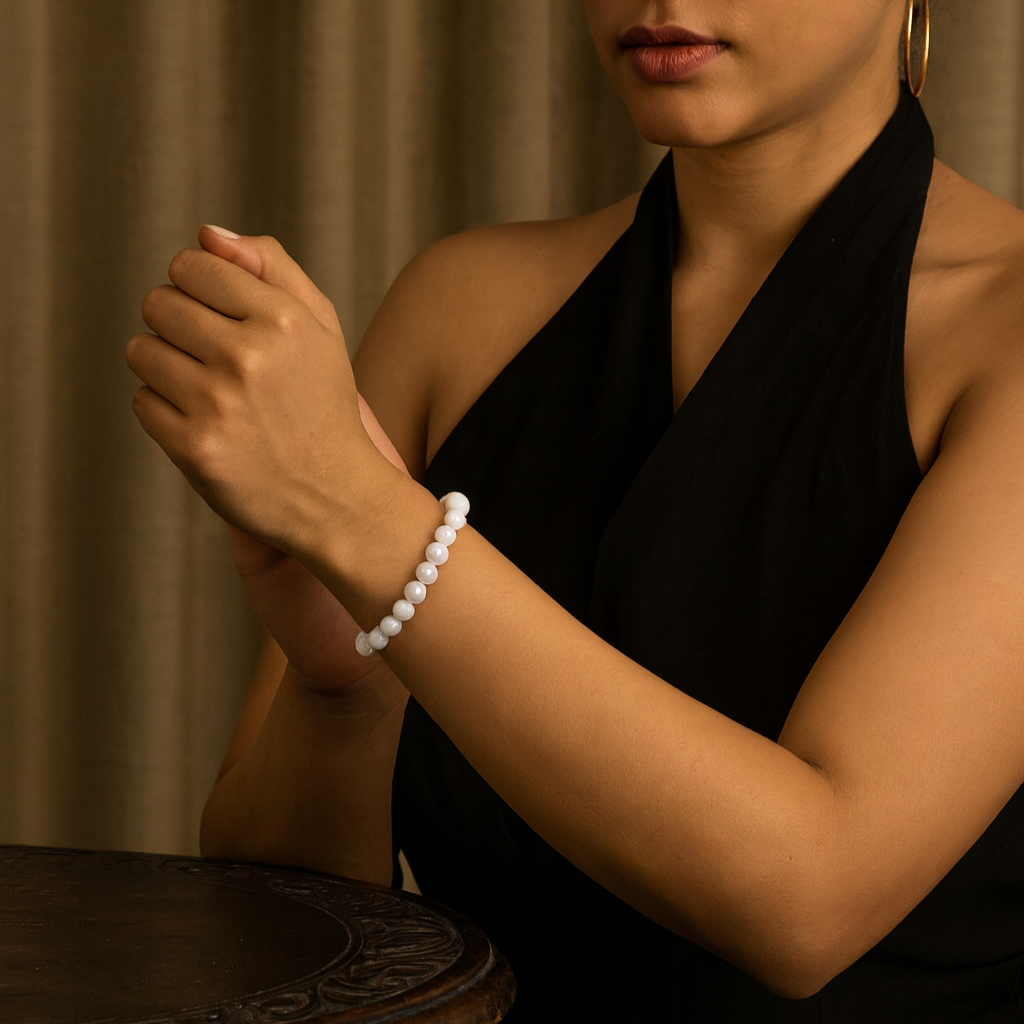 JewelMaze White Glass Beads Bracelet - 1405115