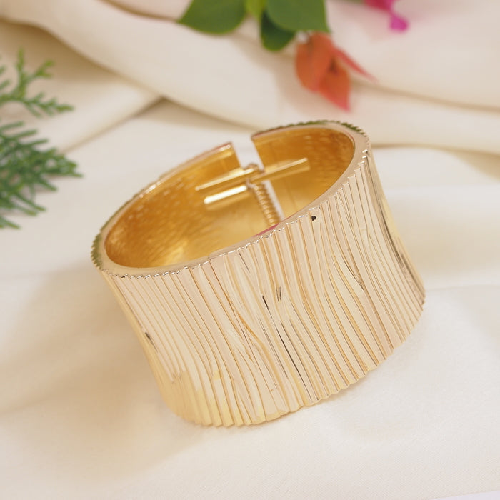 JewelMaze Round Wave Design Cuff Kada