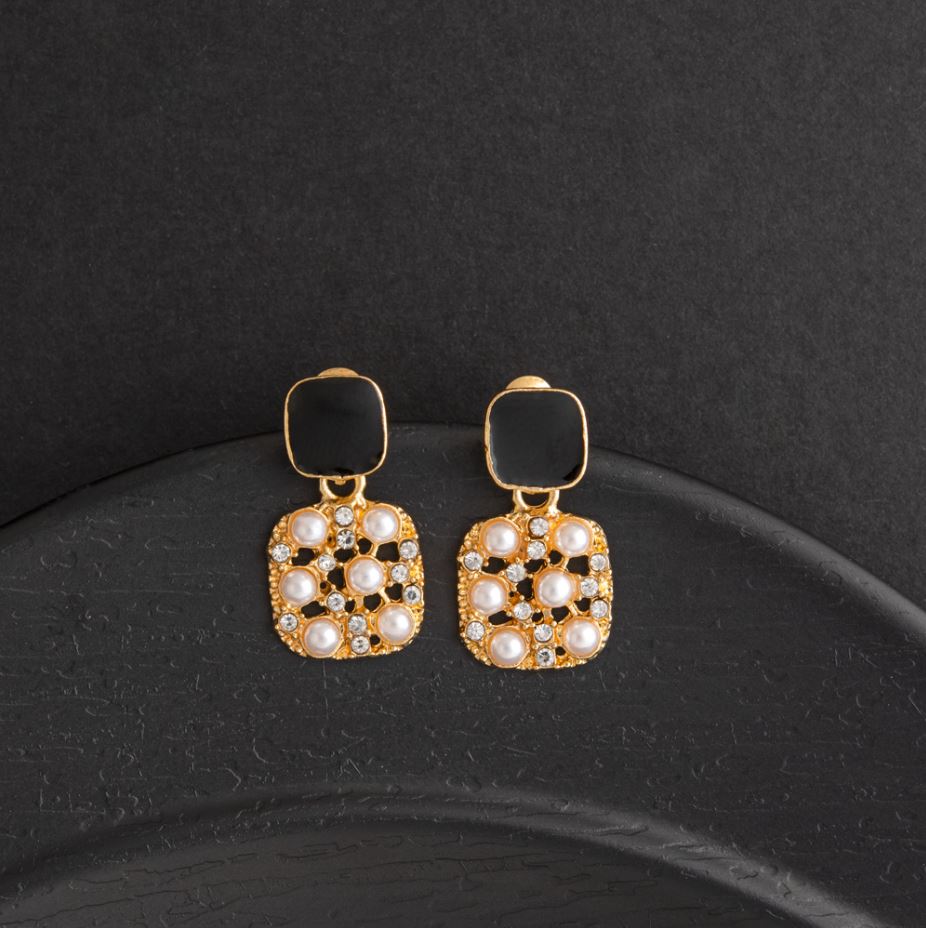 JewelMaze Stone &amp; Pearl Studded Pearl Fashion Earring